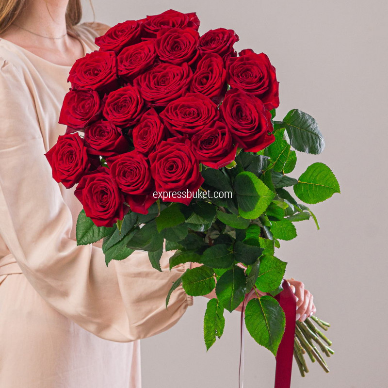 Букет из 25 красных роз 70см 
