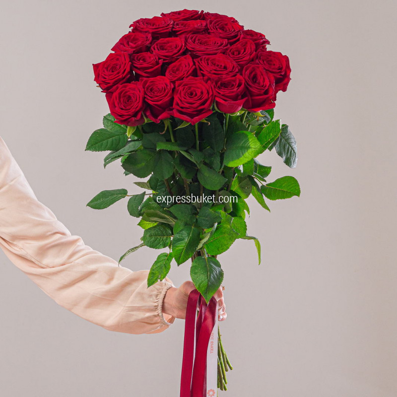 Букет из 25 красных роз 70см 
